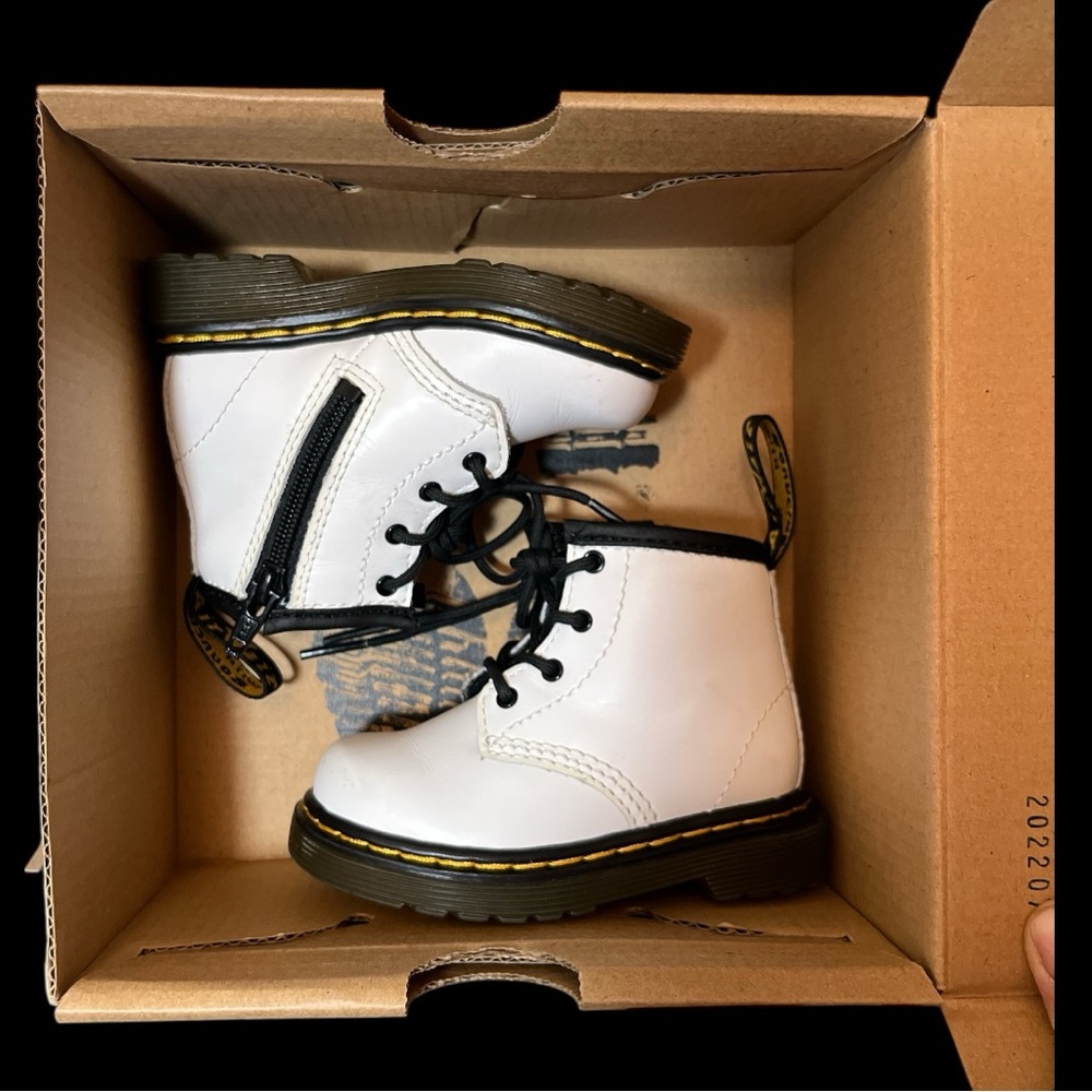 Cutest Classic mini Docs🤍 ✨🐣🍼 Dr. Martens 1460 white leather boots (size 4)